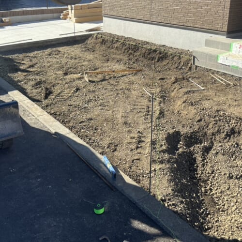 駐車場部分の掘削作業となります。掘削作業が終わりましたら次は砕石入れ作業となります。