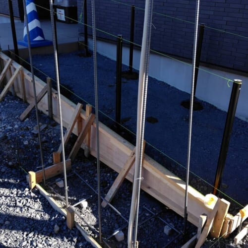 玄関前の門袖部分の配筋組み作業となります。次はベースコンクリートの作業へと進みます。