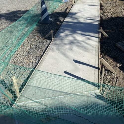 通路部分のコンクリートの打設作業も終わりまして動物避けのネットを張りコンクリートの養生に入ります。