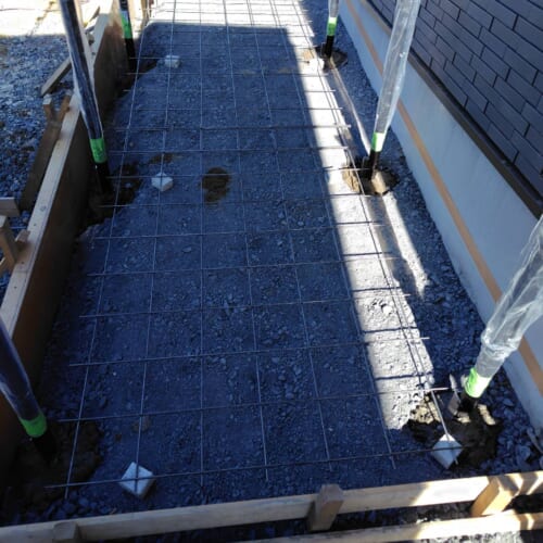 スロープコンクリートとインターロッキング下地コンクリートのワイヤーメッシュ敷きになります。