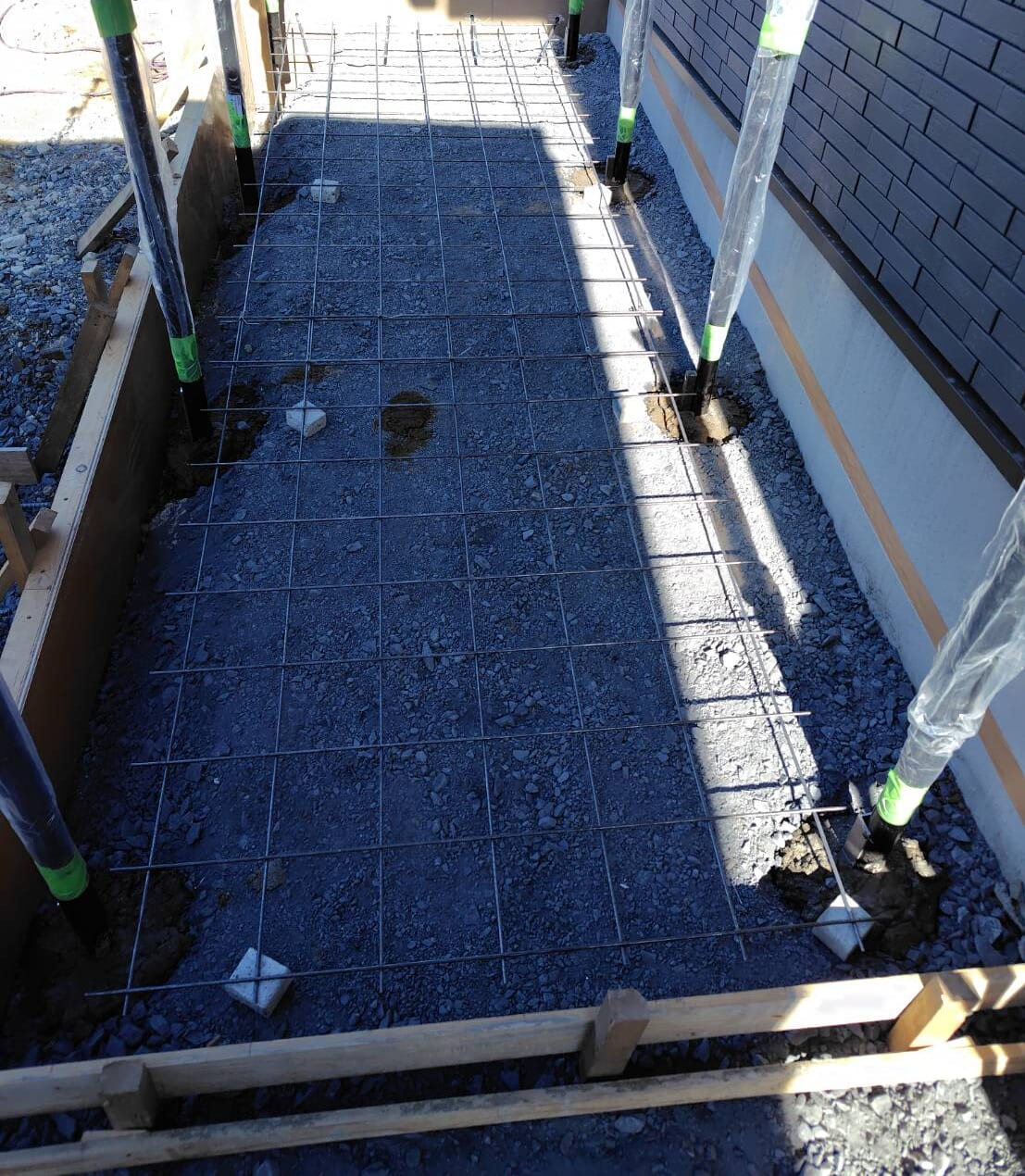 スロープコンクリートとインターロッキング下地コンクリートのワイヤーメッシュ敷きになります。