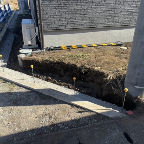 北側境界側のブロック下地のベースコンクリートの養生中となります。