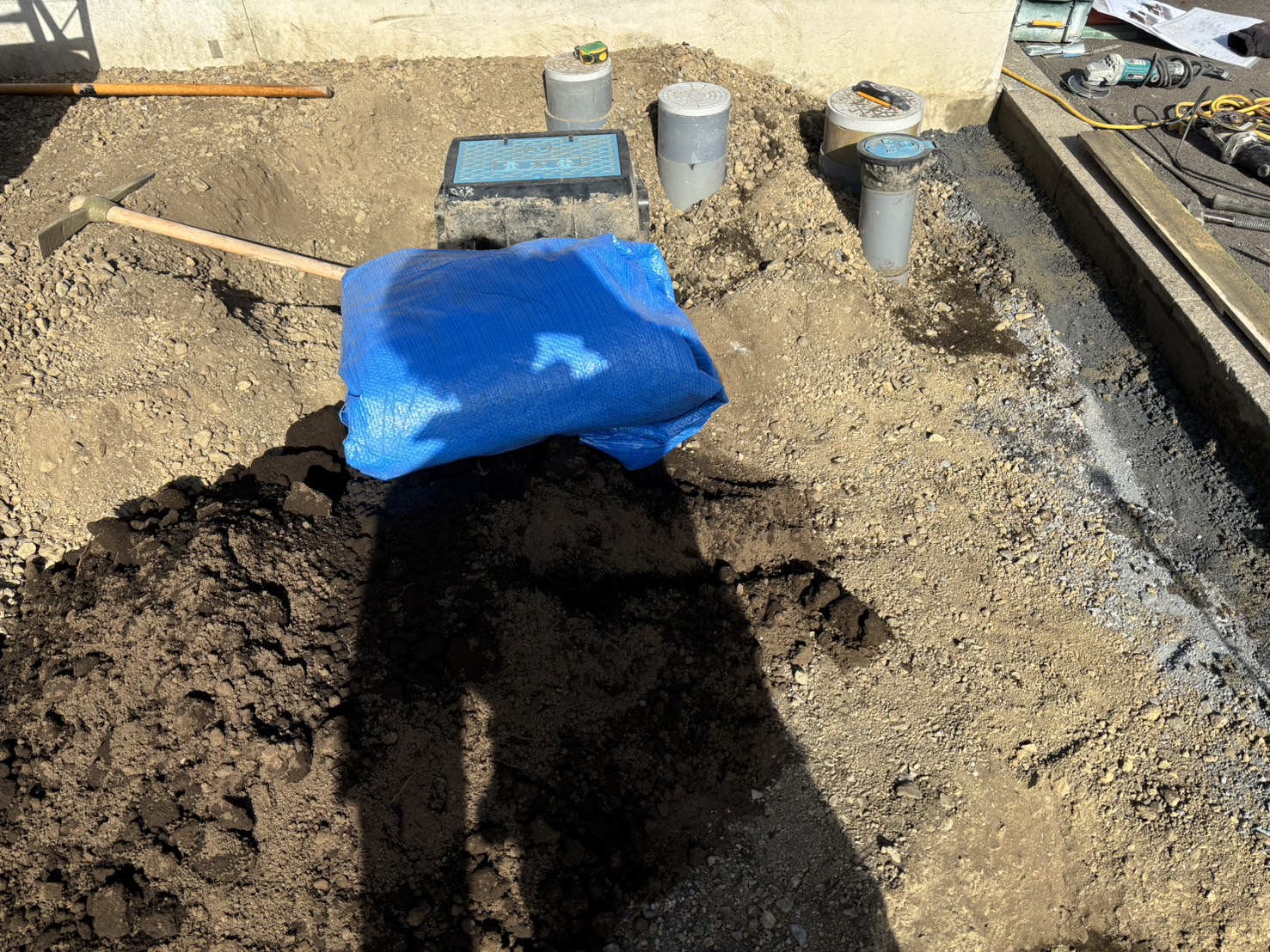 量水器、汚水枡、止水栓の調整となります。