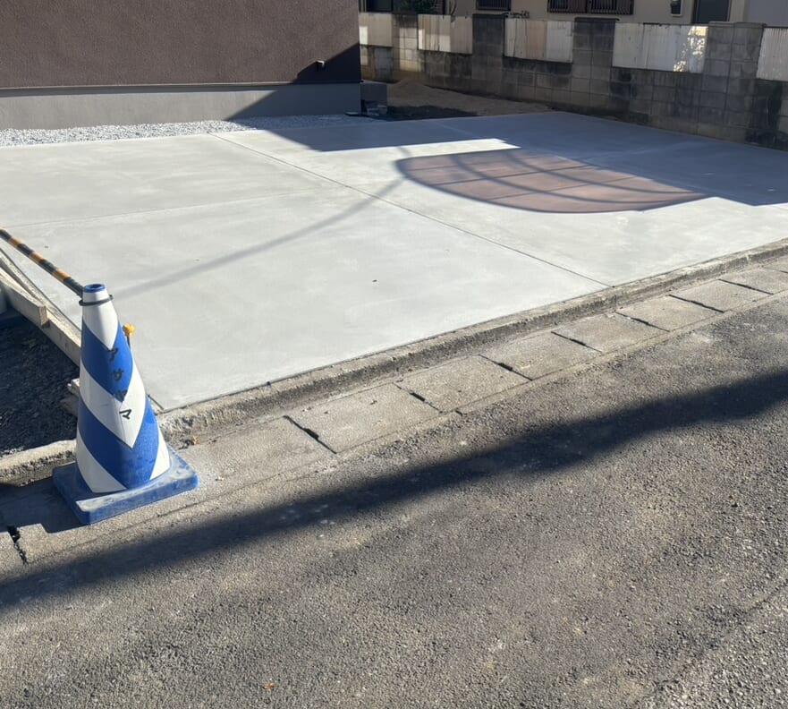 駐車場の土間コンクリートの養生が完了となります。お引越しの際はお車を入れて大丈夫です。駐車場をご使用ください。