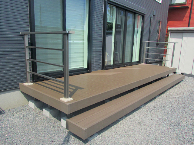 アプローチ部分の平板敷き作業となります。