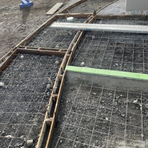 土間コンクリート打設前のワイヤーメッシュとスペーサーです。