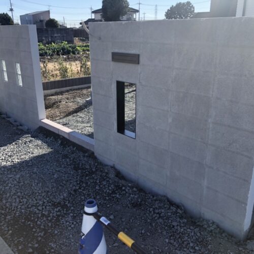 門袖の塗り壁の下地作業となります。次はいよいよビブロ塗り作業です。