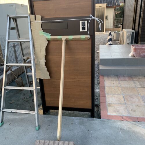 門柱、ポスト、インターホン取付です。