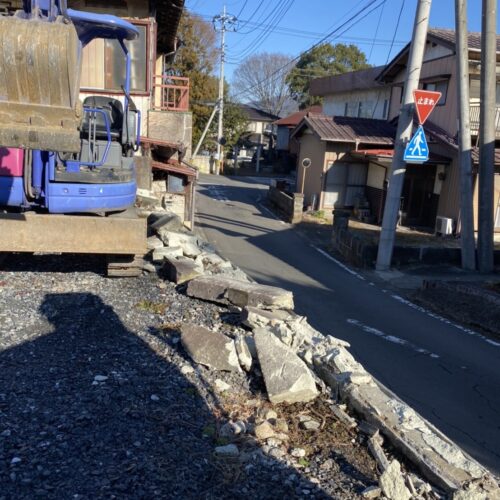 本日より着工です。既存大谷石撤去作業です。