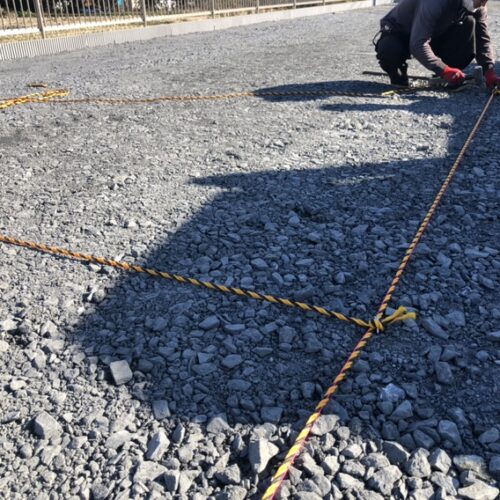 駐車場の区間割りのロープ張り作業となります。