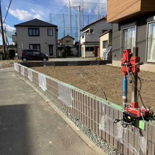 ブロックフェンス設置の為の柱部分のコア穴明け作業となります。