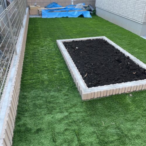 人工芝張りです。