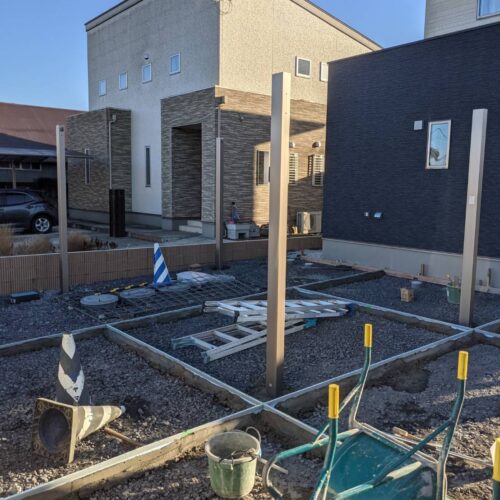 カーポート柱立てです。