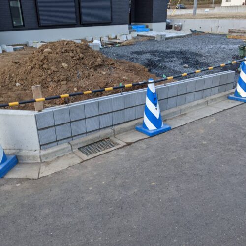 ブロック積みです。