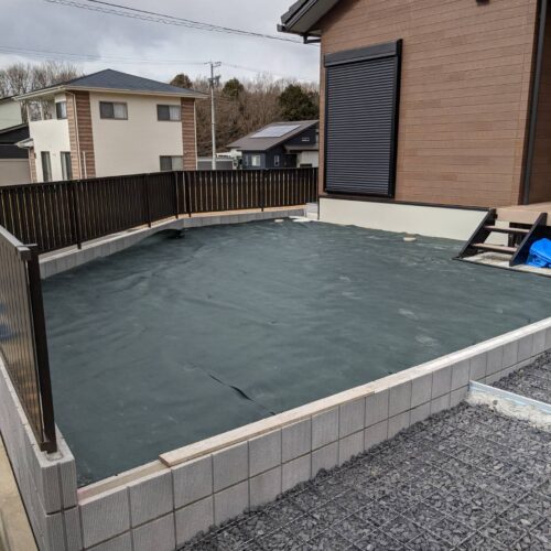 防草シート敷きです。