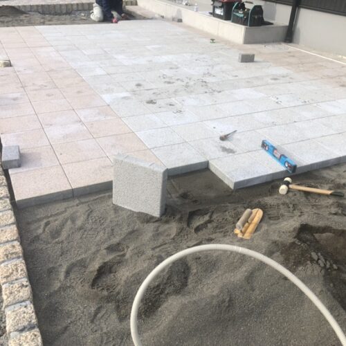 300角の平板敷き作業となります。