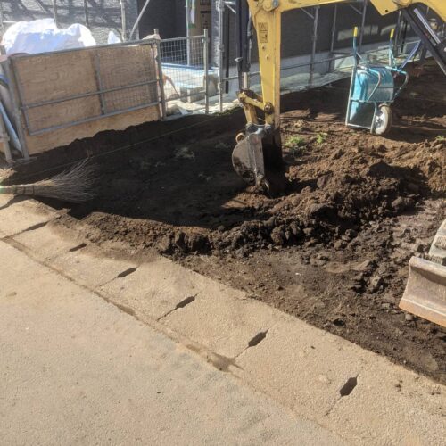 駐車場掘削作業です。