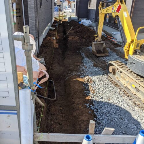 境界ブロックベース掘削作業です。