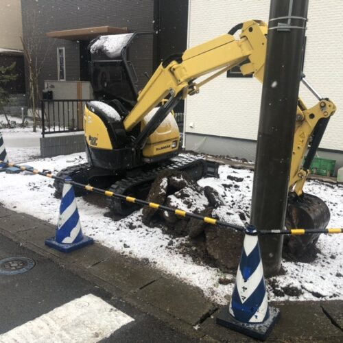 朝からの雨が雪になって来ました。本日の工事作業はお休みとなります。