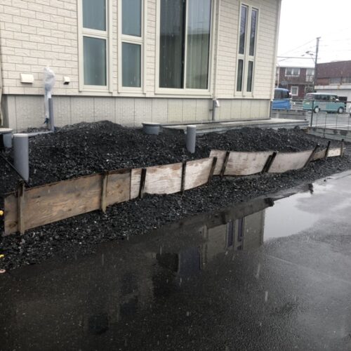 本日より工事着工となります。みぞれ雨から雪へと変わって参りました。工事作業は雪の状態を見ての作業進行となります。