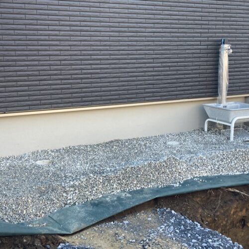 6号砕石敷き作業です。