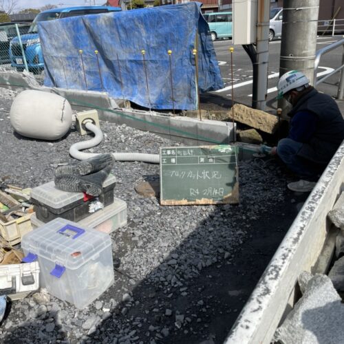 既存のブロックのカット作業となります。集塵機を使用して粉塵対策を取っての作業となります。