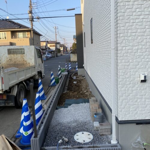 フェンス柱設置です。