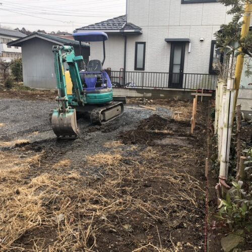 本日より工事着工となりました。駐車場部分の掘削作業開始です。