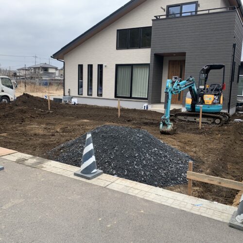 駐車場土間掘削と採石搬入です。