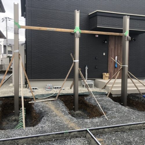 カーポート柱の設置となります。