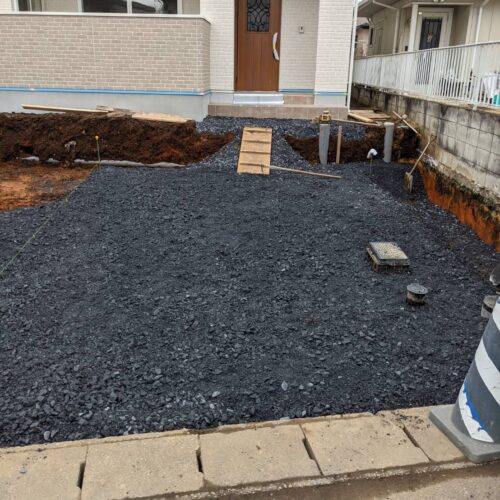 砕石敷き作業です。