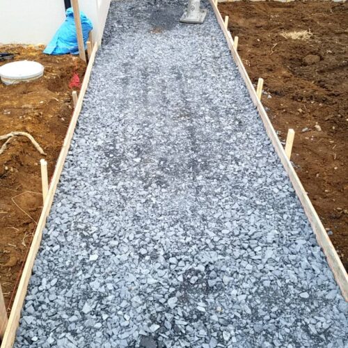 インターロッキング下地ベース枠作業です。