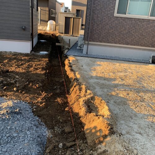 境界ブロック手掘り作業です。