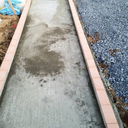 インターロッキング作業と土留めブロック作業です。