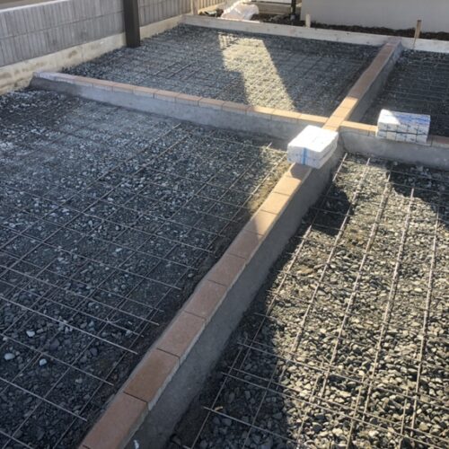 駐車場のメッシュ筋の敷き込み作業となります。