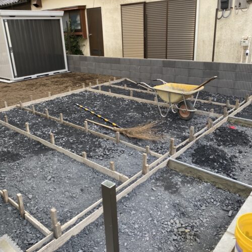 伸縮目地設置です。