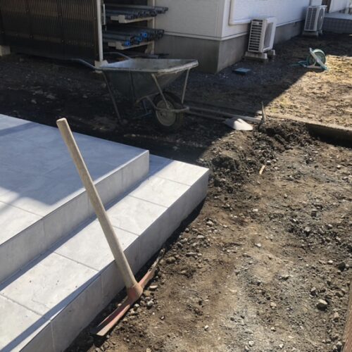 本日より工事着工となります。お庭側を手掘り作業にて掘削及び残土搬出作業となります。