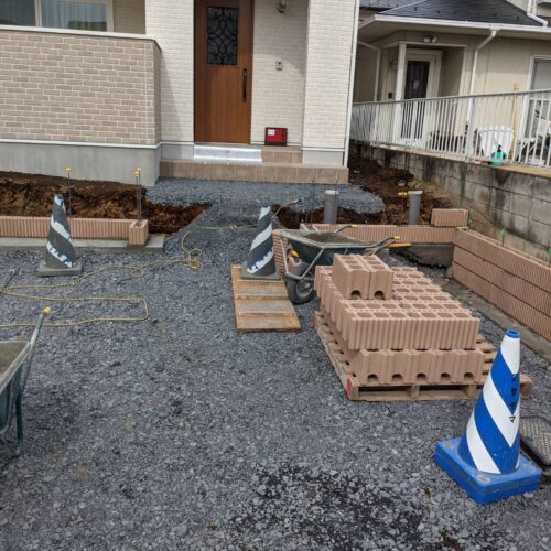 ブロック積み作業です。