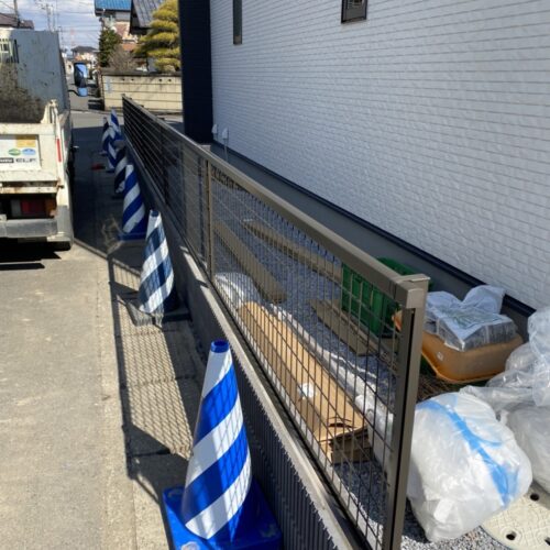 フェンス取付です。