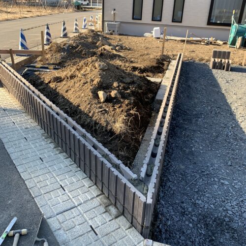 ブロック積み作業です。