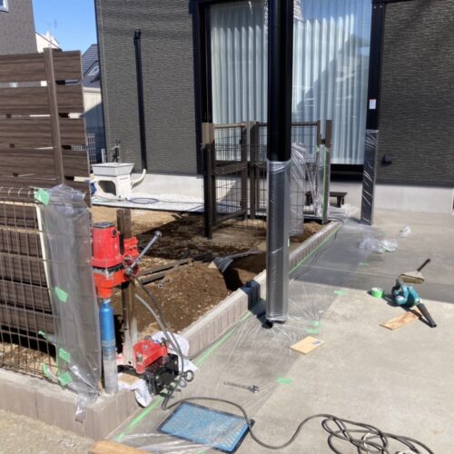 ドックラン設置の為のフェンスの柱のコア穴明け作業となります。