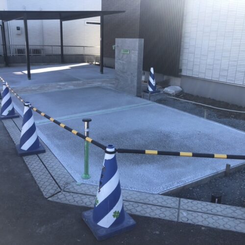 駐車場土間コンクリートの養生となります。