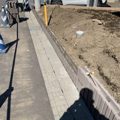 ブロック積み作業です。