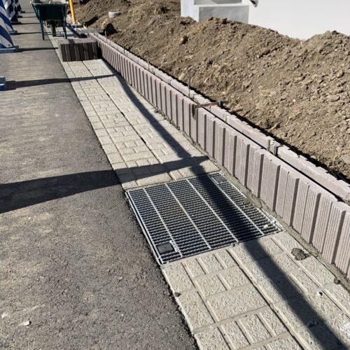 ブロック積みです。