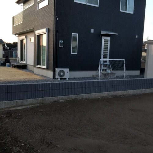 ブロック積みです。