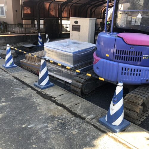 ブロック及びインターロッキングの材料搬入となります。