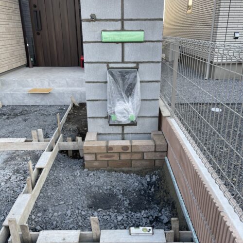 花壇レンガ組積です。