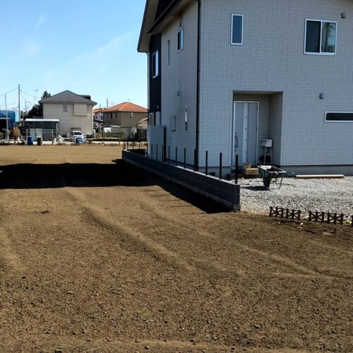 フェンス柱建てです。