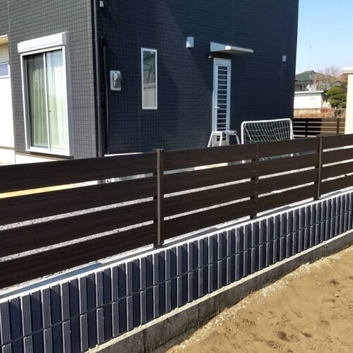 フェンス取り付けです。