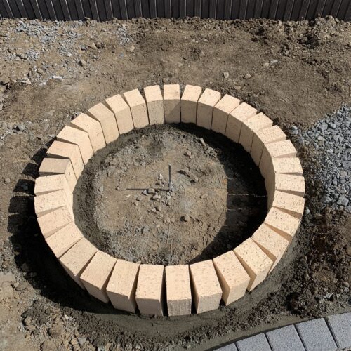 花壇レンガコバ立てです。